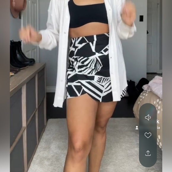 DYNAMITE skirt - Picture 3 of 4